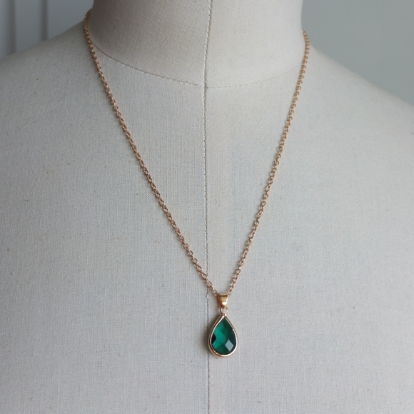 Elegant Drop Pendant Necklace - Green Stone - Picture 3 of 6